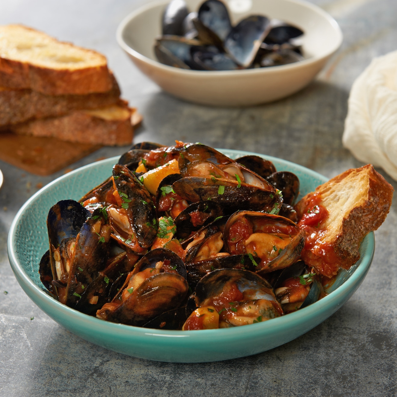 Mussels in Garlic Marinara Sauce with Garlic Bread Recipe