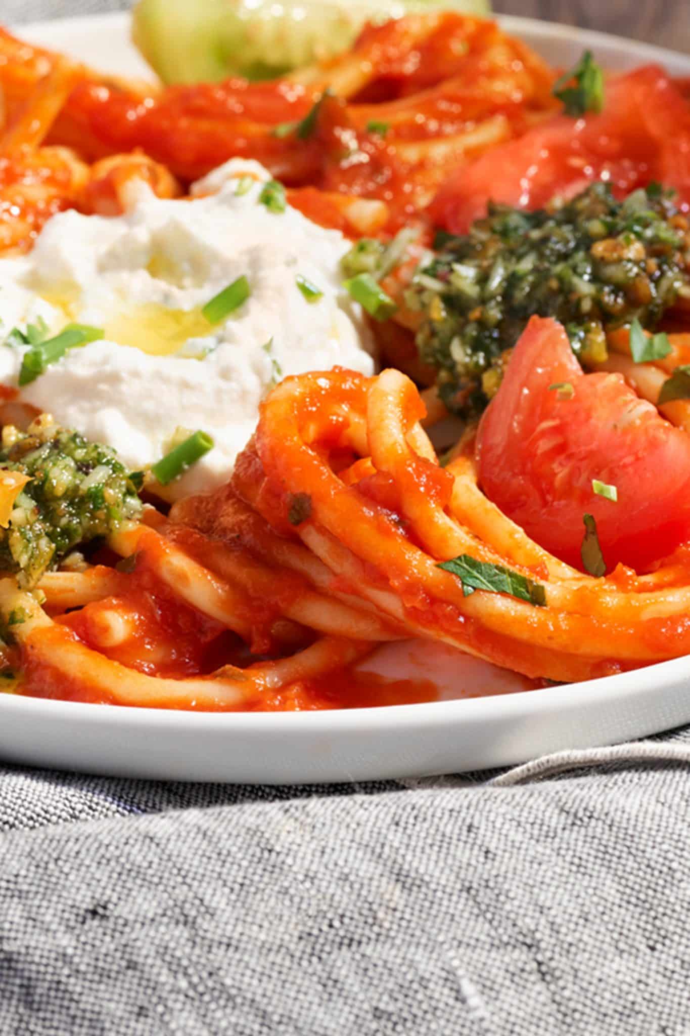 Bucatini with Heirloom Tomatoes & Pesto Recipe | Bertolli